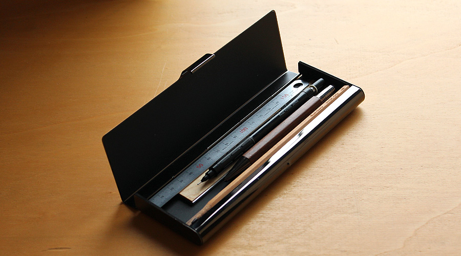 約180×φ13mm迄のペンを収納可能できます。