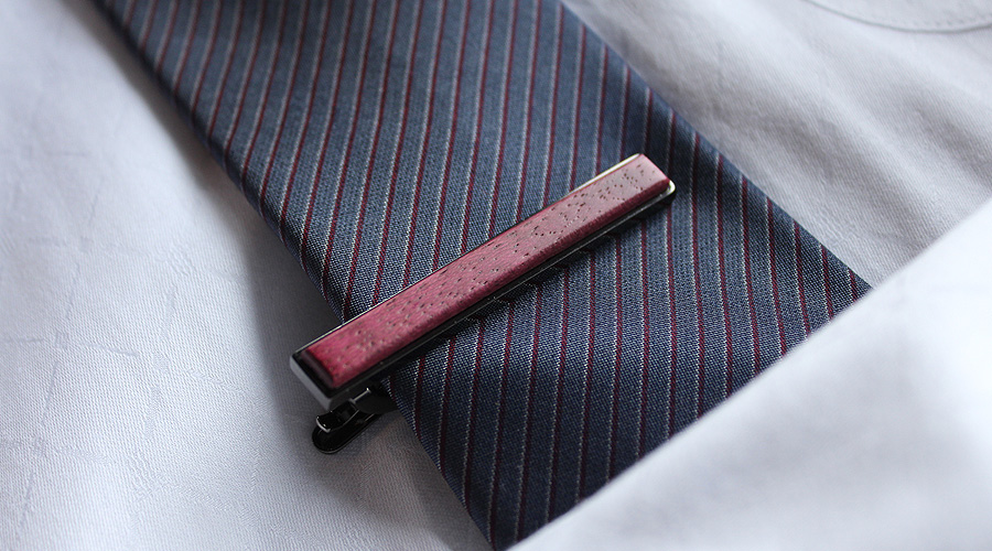 主張し過ぎないシンプルデザイン、 ネクタイの柄や色を問わず、コーディネートしやすいネクタイピンです。