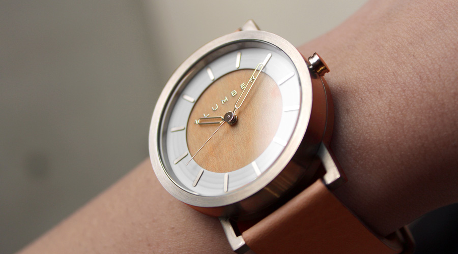 シンプルなスタイルが木目をより強調する腕時計です